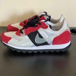 WOMEN’S NIKE V-LOVE O.X.